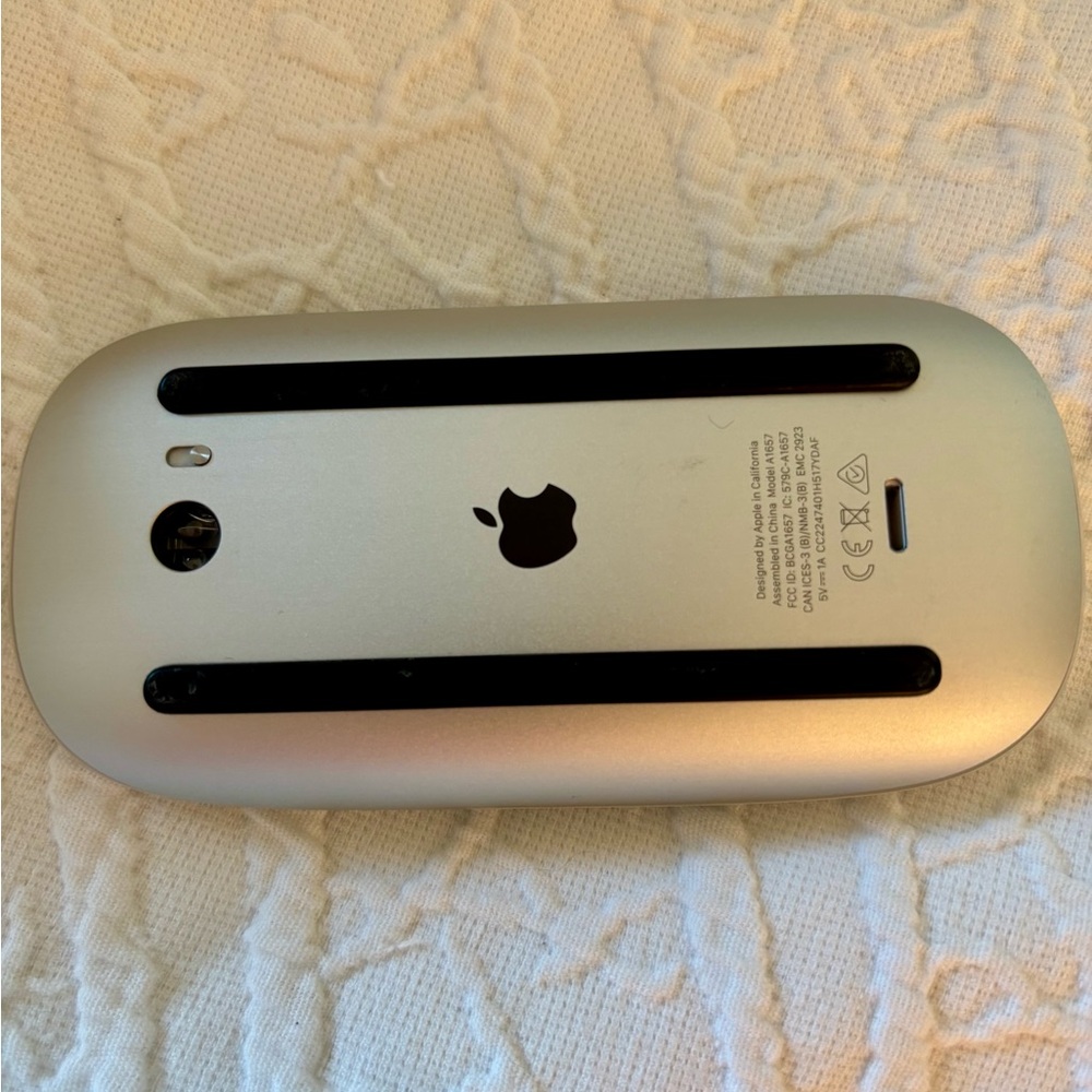 Apple Magic Mouse in Silver and White - Picture 3 of 4
